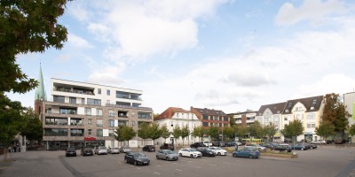 Marktplatz mit parkenden Autos