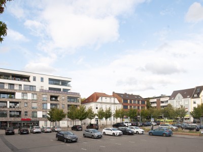 Marktplatz mit parkenden Autos