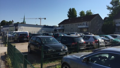 parkende Autos am Autohaus