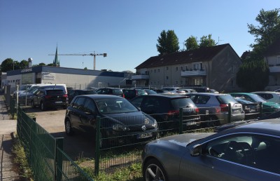 parkende Autos am Autohaus