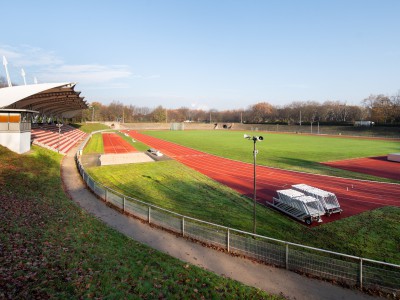 Vestische Kampfbahn im Stadtion Wittringen, links ist die Tribüne zu sehen