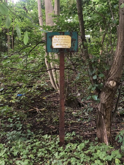 kleine Steinhalde mit Verbotsschild
