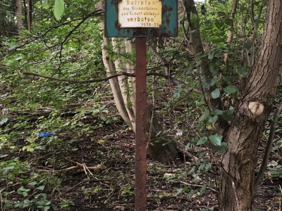 kleine Steinhalde mit Verbotsschild