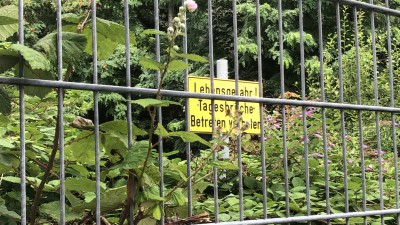 große Halde mit Verbotsschild