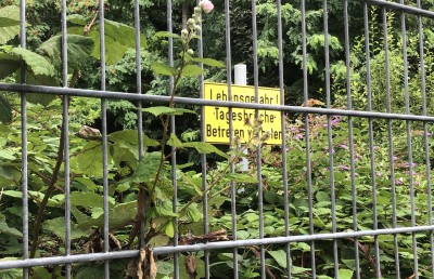große Halde mit Verbotsschild