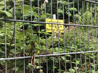 große Halde mit Verbotsschild