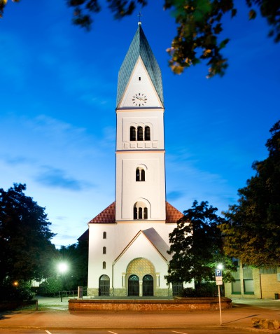 Christuskirche, im Dunkeln beleuchtet