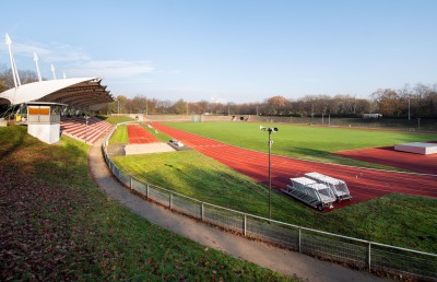 Vestische Kampfbahn im Stadtion Wittringen, links ist die Tribüne zu sehen