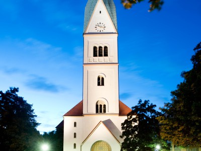 Christuskirche, im Dunkeln beleuchtet