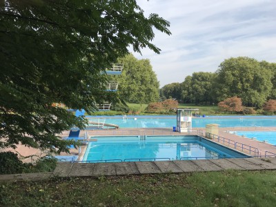 Freibad Gladbeck mit Sprungturm