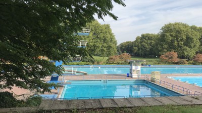 Freibad Gladbeck mit Sprungturm