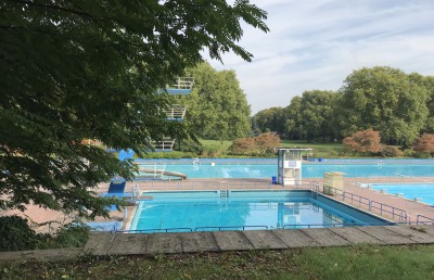 Freibad Gladbeck mit Sprungturm